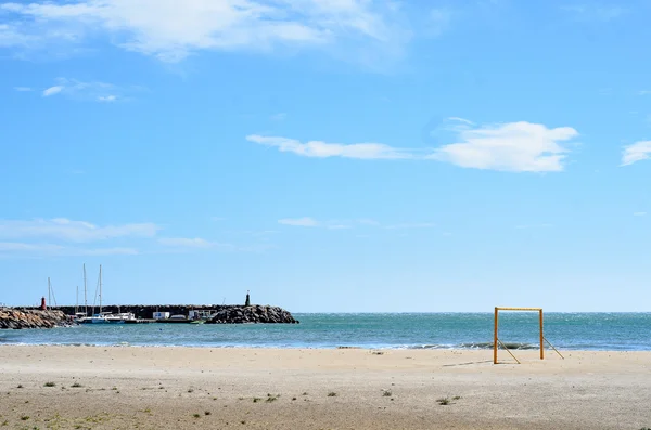 Portale di calcio in spiaggia con cielo blu — Foto Stock