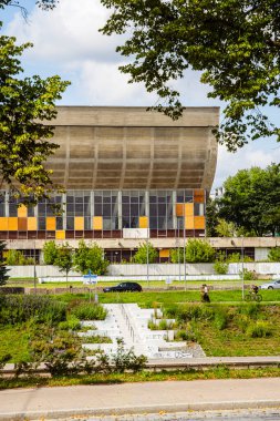 Vilnius Litvanya 'daki modern mimari bina yeşilliklerle çevrili.