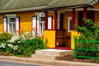 Sarı evin girişi Labanoras 'ta çiçeklerle çevrili.