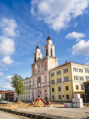 Kaunas Litvanya 'da yapım aşamasında olan bina bulutlu