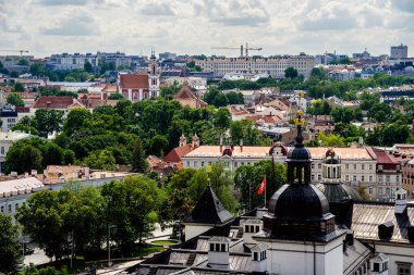 Yeşil ağaçlı ve binalı Vilnius şehri manzarası