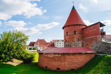 Kaunas Litvanya 'da mavi gökyüzü altında tarihi kale yapısı