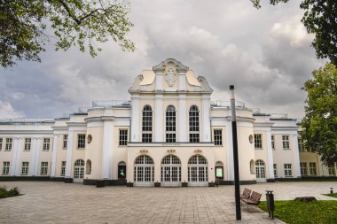 Kaunas Yeni Şehir 'de bulutlu gökyüzünün altında beyaz bir bina.