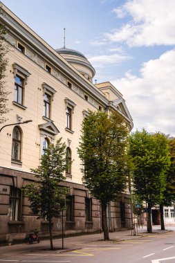 Kaunas 'ın tarihi binasında ağaçlar var.