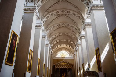 Vilnius Litvanya 'daki kilisenin iç manzarası