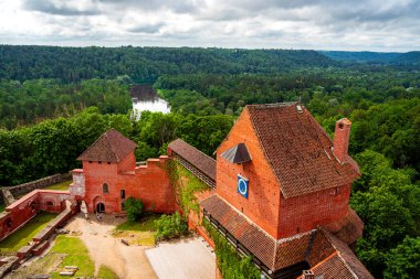 Yeşil ormanla çevrili Turaida kalesi manzarası