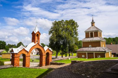 Labanoras köyü manzarasında kilise ve kemer var.