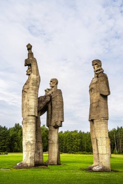Salaspil 'de üç büyük heykel, Letonya bulutlu gökyüzünün altında