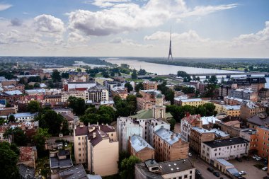 Nehir ve binalarla Riga şehir manzarası