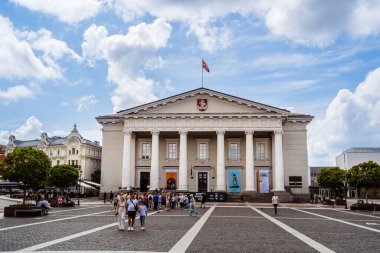 Vilnius 'ta milli müze yakınlarında yürüyen insanlar