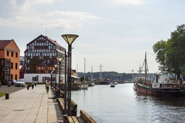 Kayık ve binalarla Klaipeda limanının manzarası
