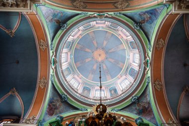 Vilnius 'taki kilisenin içinde süslü tavan tasarımı.