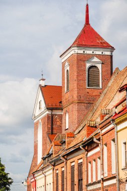 Kaunas Litvanya 'daki tarihi binalar bulutlu gökyüzü altında