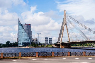 Riga 'daki modern binalar ve köprüler