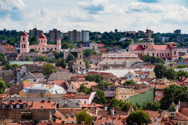 Vilnius 'un çatıları ve mavi gökyüzünün altındaki binalar