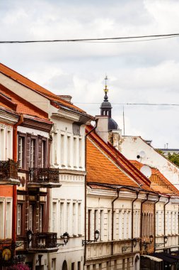 Vilnius Litvanya 'da turuncu çatılı tarihi binalar