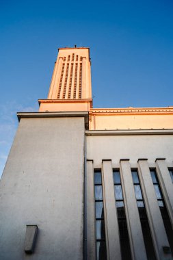 Kaunas Yeni Şehir 'de gökyüzünün altında yüksek bir bina.