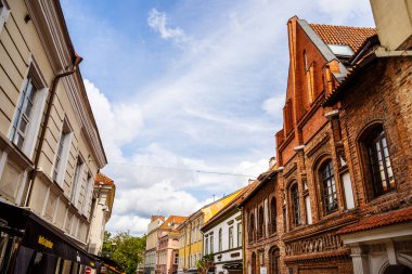 Vilnius Litvanya 'da mavi gökyüzü altındaki tarihi binalar