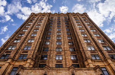 Riga 'da gökyüzüne karşı yüksek mimari