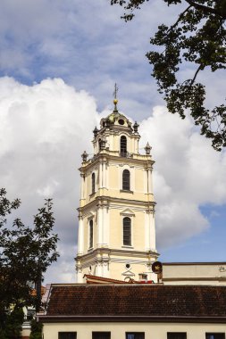 Vilnius 'taki bulutlu gökyüzüne karşı kilise binası.