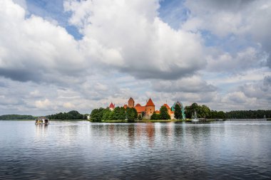 Trakai kalesi sakin göl suyuna yansıyor