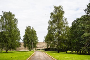 Etrafı ağaçlarla çevrili binaya giden yol.
