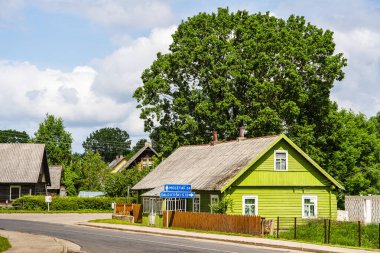 Labanoras Litvanya 'da yol kenarındaki yeşil ev