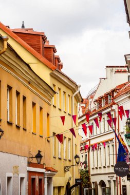 Vilnius eski kasabasında renkli binalar ve bayraklar