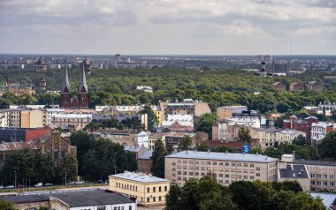 Binaları ve yeşil ağaçları olan Riga Center manzarası