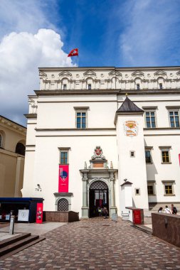 Vilnius Litvanya 'nın mavi gökyüzünün altındaki tarihi bina girişi