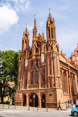 Vilnius 'taki St. Anne kilisesinin gotik mimarisi.