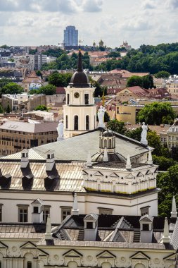 Vilnius 'taki çatı ve kilise kulesi manzarası.