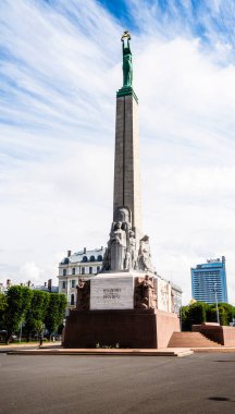 Riga Center 'da yeşil heykeli olan anıt