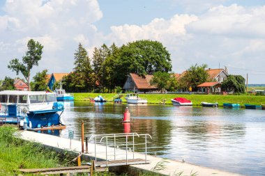 Minija köyü yakınlarındaki sakin nehirde yüzen tekneler