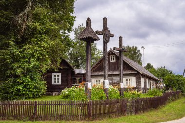 Dzukija 'da geleneksel ahşap ev çevresi yeşilliklerle çevrili.