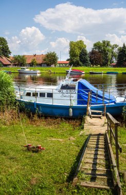 Tekne Minija Litvanya 'daki nehir kıyısına yanaşmış.
