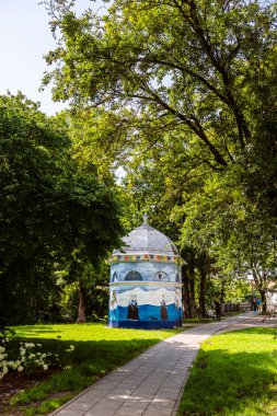 Vilnius 'ta ağaçlarla çevrili dekoratif yapı