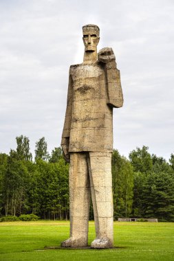 Salaspils, Letonya 'da yeşil alanlarla çevrili uzun heykel