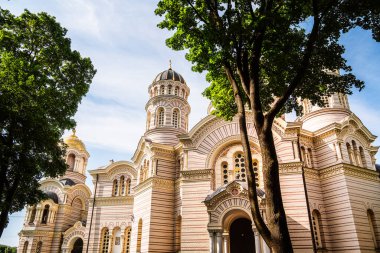 Riga Letonya 'da ağaçlarla çevrili süslü bina