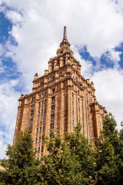 Riga Letonya 'da mavi gökyüzüne karşı yüksek bina