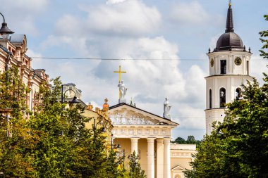 Bulutlu gökyüzünün altındaki Vilnius Litvanya mimarisinin görüntüsü
