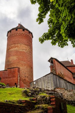 Yeşil ağaçlarla çevrili Turaida kale kulesi
