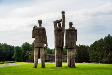 Salaspils Letonya 'da gökyüzüne karşı üç büyük heykel