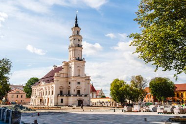 Kaunas Litvanya 'da mavi gökyüzünün altında tarihi bir bina