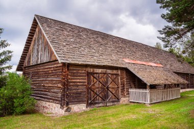 Litvanya 'nın Dzukija bölgesindeki eski ahşap ahır.