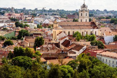 Vilnius Litvanya 'daki çatı ve binaların manzarası