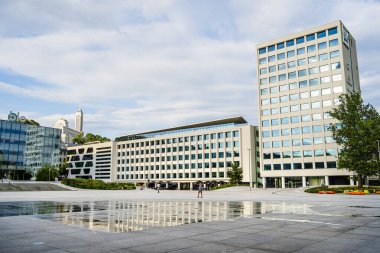 Kaunas Yeni Kasabası 'ndaki sulara yansıyan modern binalar