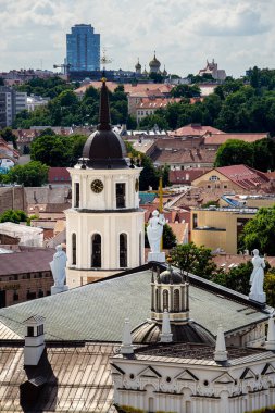 Vilnius 'un çatı ve kilise kulesi manzarası