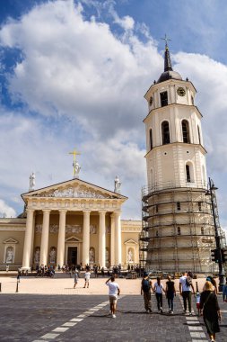 Vilnius Litvanya 'daki Katedral Meydanı' nı ziyaret eden insanlar