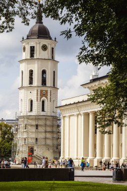 Vilnius Litvanya 'daki çan kulesi ve klasik bina